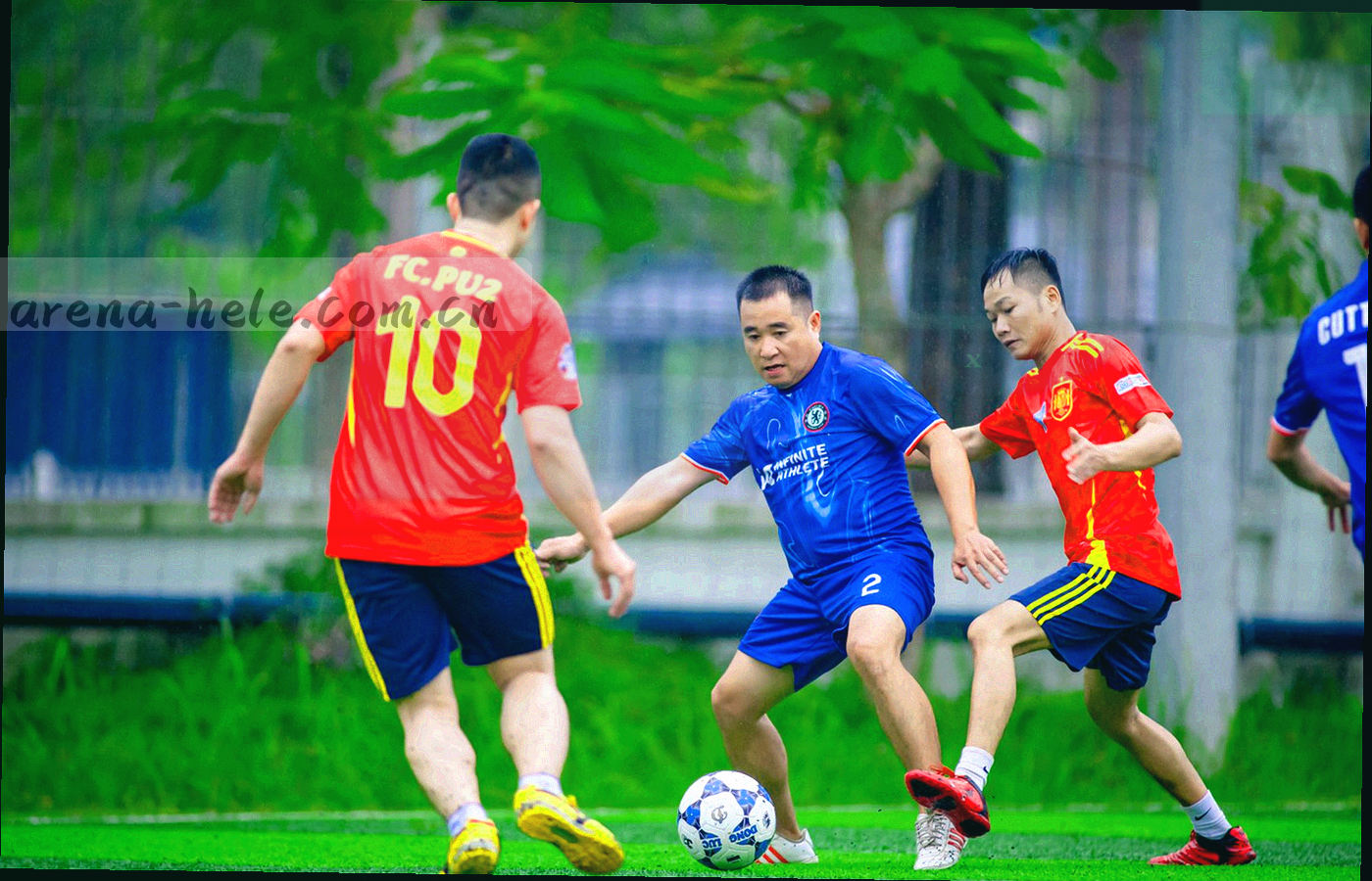 宽屏桌面界面，多场赛程并排显示并附数据图表
